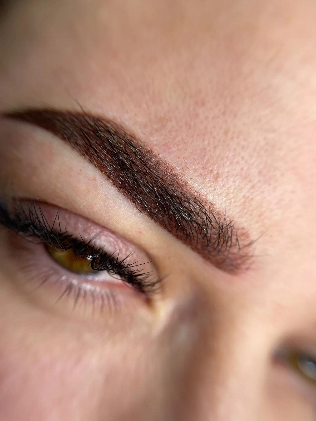 Trenduri in micropigmentarea sprancenelor: tehnica ombre